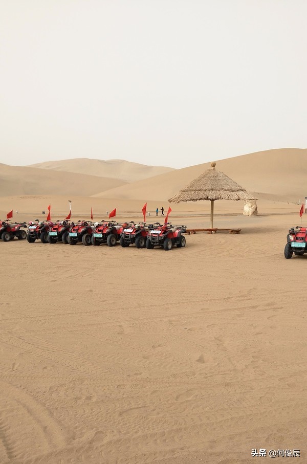 鸣沙山月牙泉堆满了游客,鸣沙山月牙泉景区