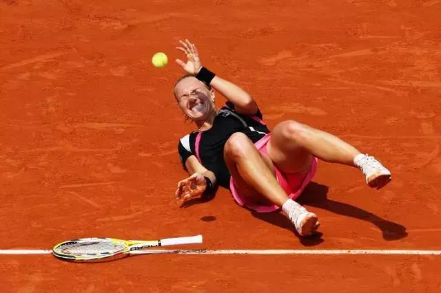 网球球员摔倒,网球拍摔地上反弹接住