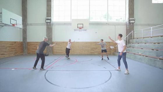 一个会自己飞回来的陀螺，不单是小孩子，连大人都玩得不亦乐乎