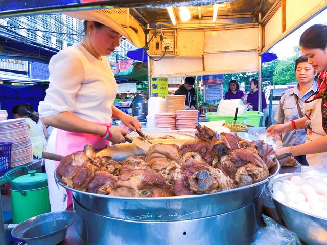 泰国清迈小吃一条街,泰国清迈古城美食