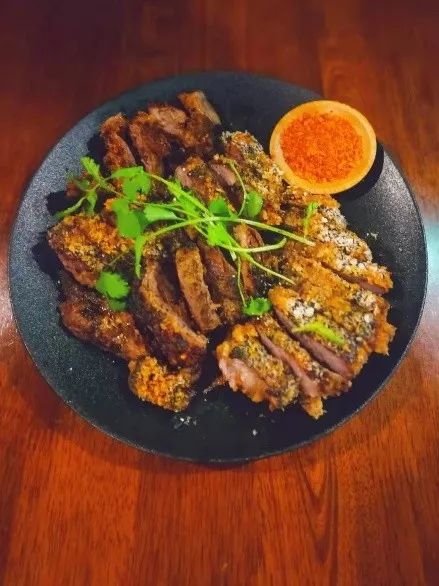 中国小伙去新西兰却横扫对手获得冠军，每份食材在手上都是艺术品