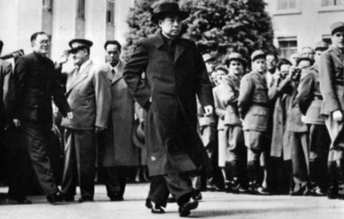 周总理请卓别林吃烤鸭，酒过三巡后，卓别林“提意见”：美中不足