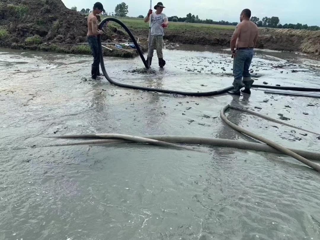 海边捡瓶子赚钱,国外捡蜜蜡