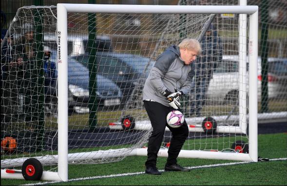 英国保守*党**大减足球开支,于是约翰逊首相在踢慈善比赛时被砸惨了