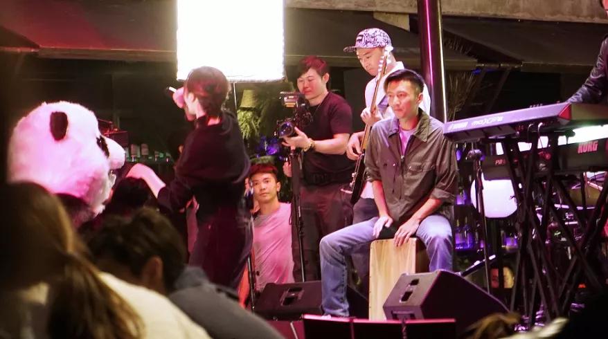 再也不用飞成都了！明星都超爱的贰麻酒馆青岛盛大开业