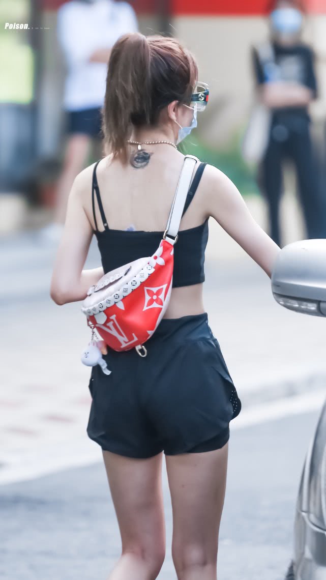 乃万吊带背心配牛仔裤,乃万篮球背心穿搭