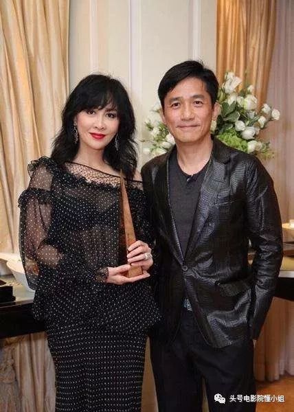 刘嘉玲54岁：经历富商绯闻和裸照风波，不生娃，靠8个字撑到今天