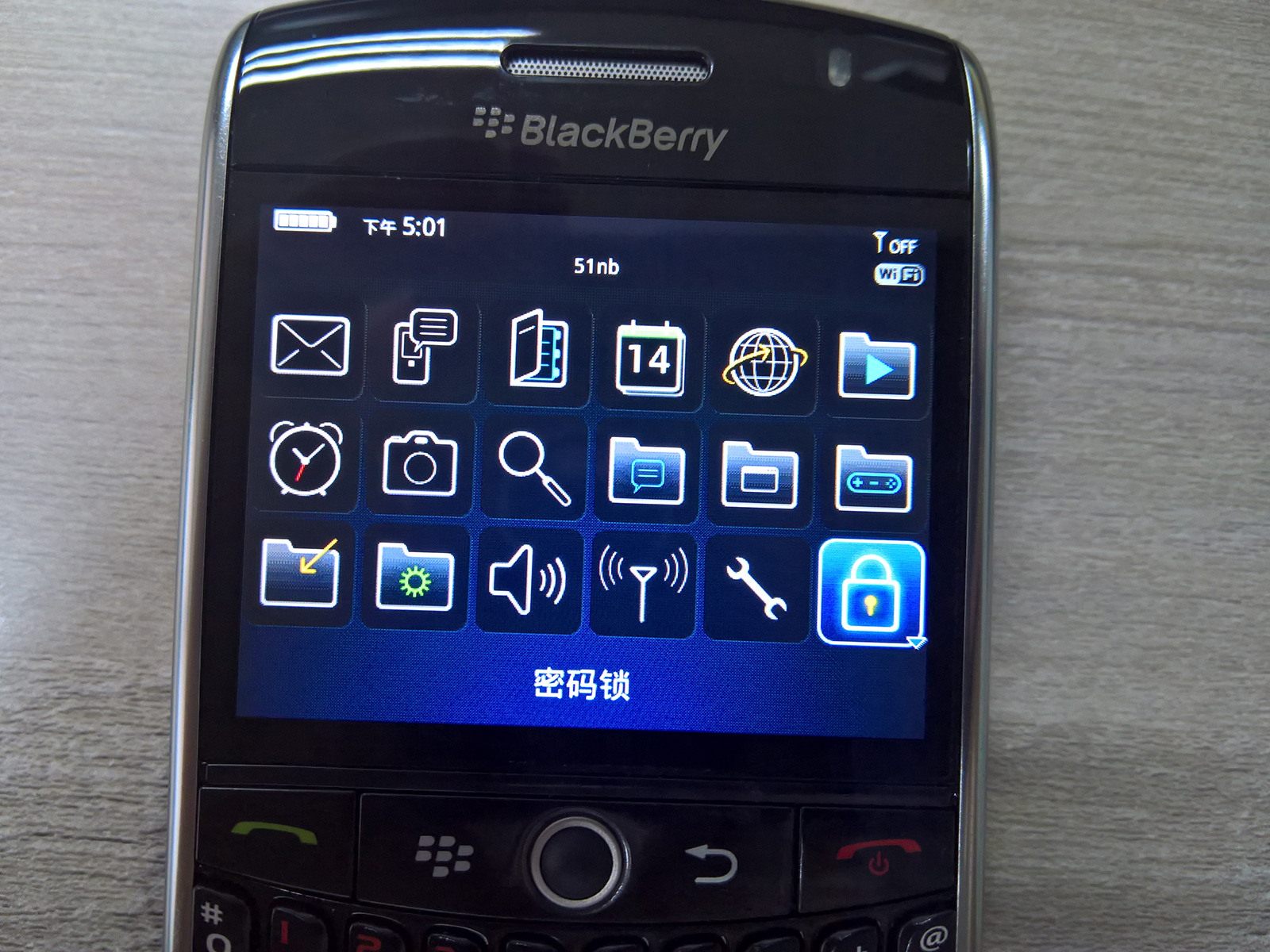 「经典手机回顾」黑莓Curve8900：固执的全键盘商务手机