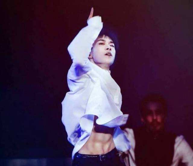 易烊千玺舞蹈客观评价,易烊千玺在韩国参加节目