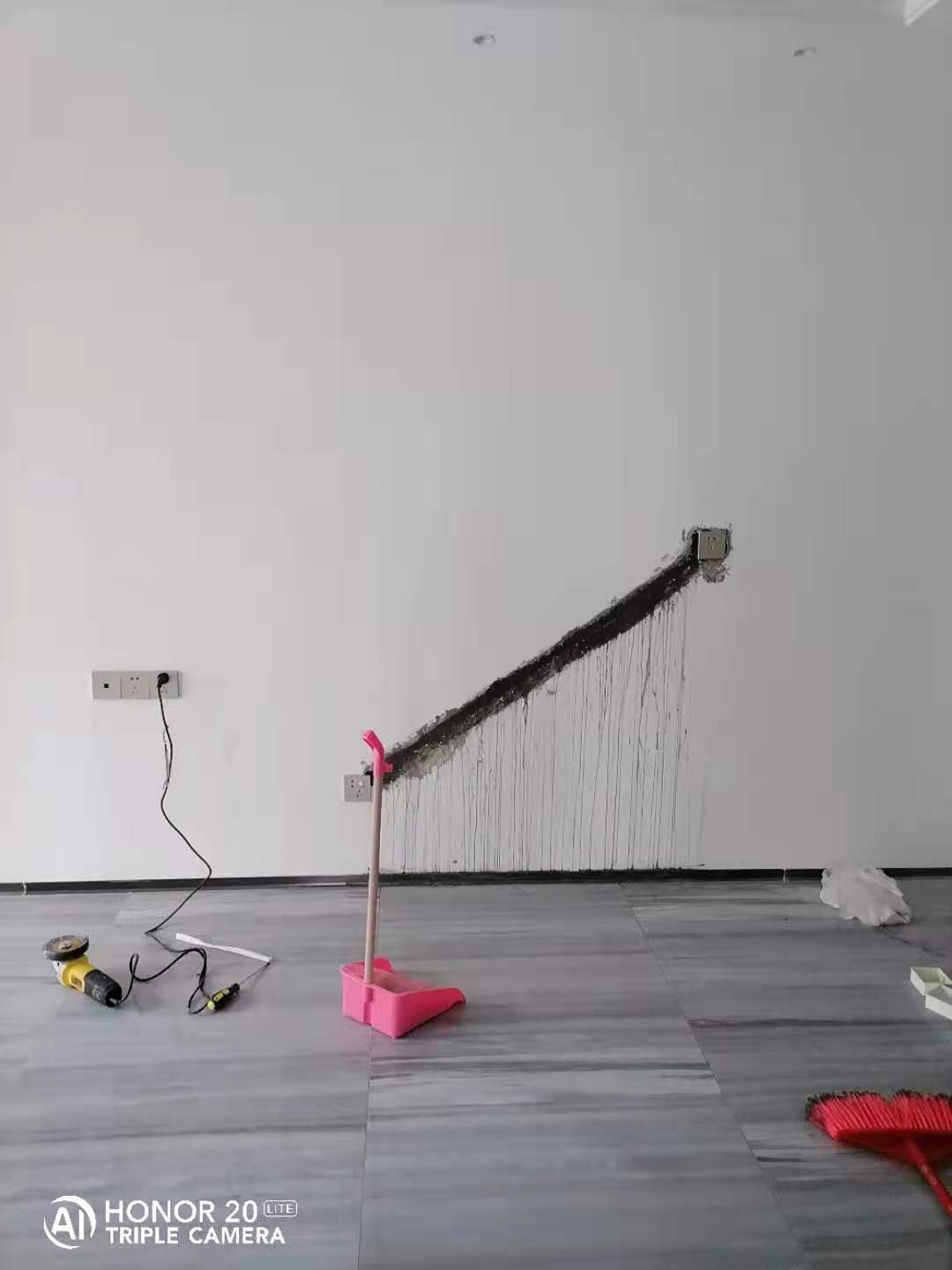 插座位置不对瓷砖贴好怎么移动,精装房的插座怎么改动