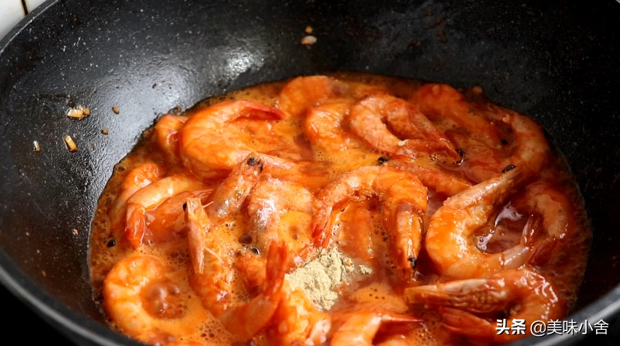 油焖大虾怎么做才好吃？原来在家做诀窍这么简单，又多了一道硬菜