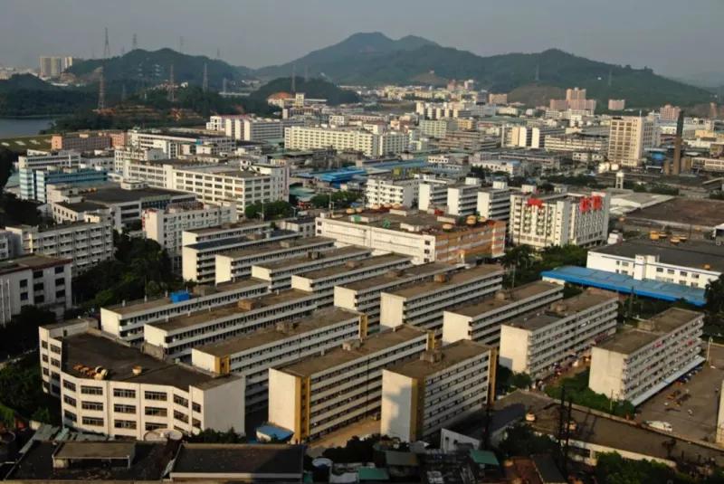 他用20年,拍下了流水线上的一代“打工人”