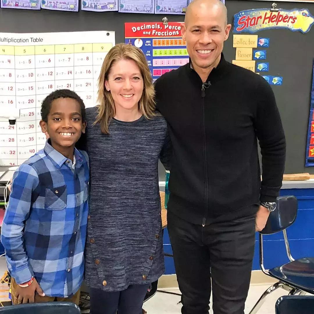 他是非洲弃婴，5岁用钩针，逆袭成美国“全民偶像”，狂吸19万粉