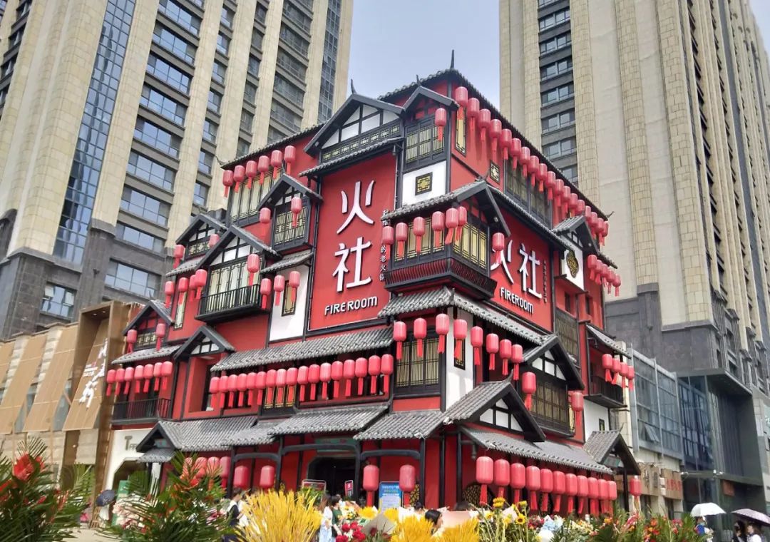 邓伦开火锅店了！这设计是重庆洪崖洞的既视感？