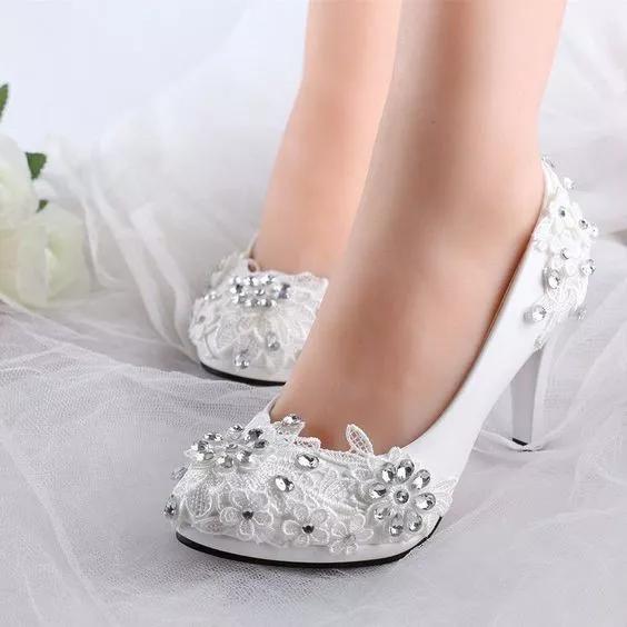 买了双白色高跟鞋，嫌太单调，稍加改造就美过新娘鞋，附教程