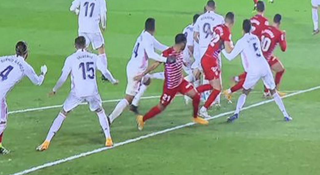 又是皇马!兽腰禁区拉人漏判点球,三天前队长手球直接不看VAR