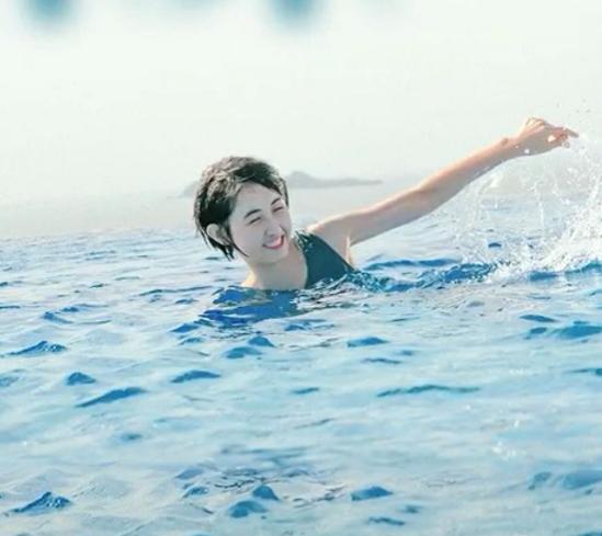 张子枫与吴磊泳池嬉闹！女方穿泳装皮肤白皙，秀出一双纤细胳膊