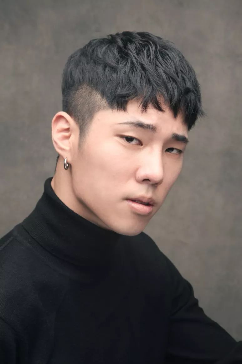 男生发际线高适合的发型推荐,发际线高适合什么刘海男生