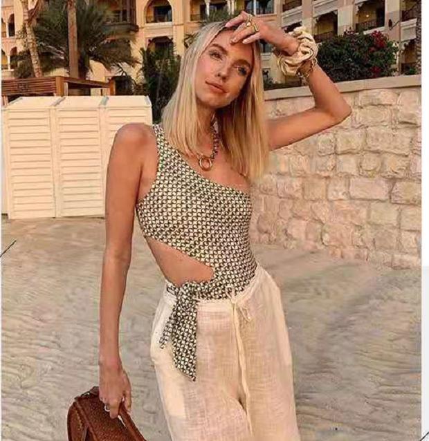 脖子前倾斜肩怎么矫正,穿搭修饰身材缺陷