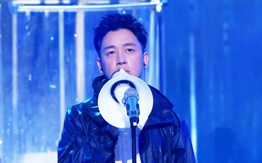 潘粤明再续经典新剧引发网友热议,沉寂多年潘粤明中年逆袭