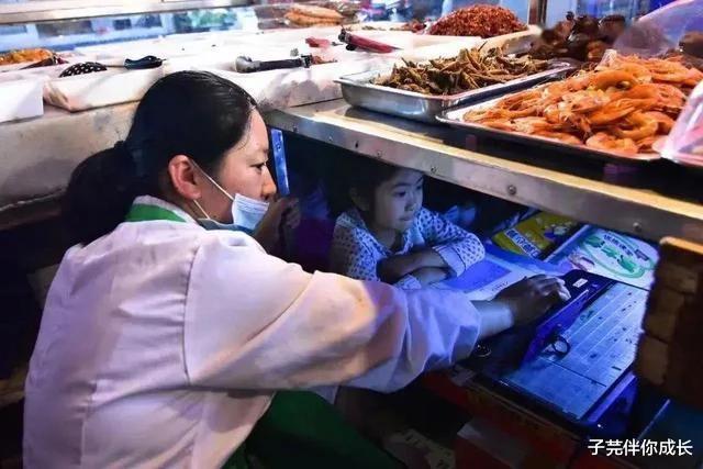 想靠摆地摊一年挣50万真的很难吗,90后男子摆地摊两个月赚7万