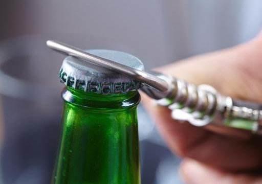 “巧妙”开酒瓶盖,简单几步,自己用手就能开