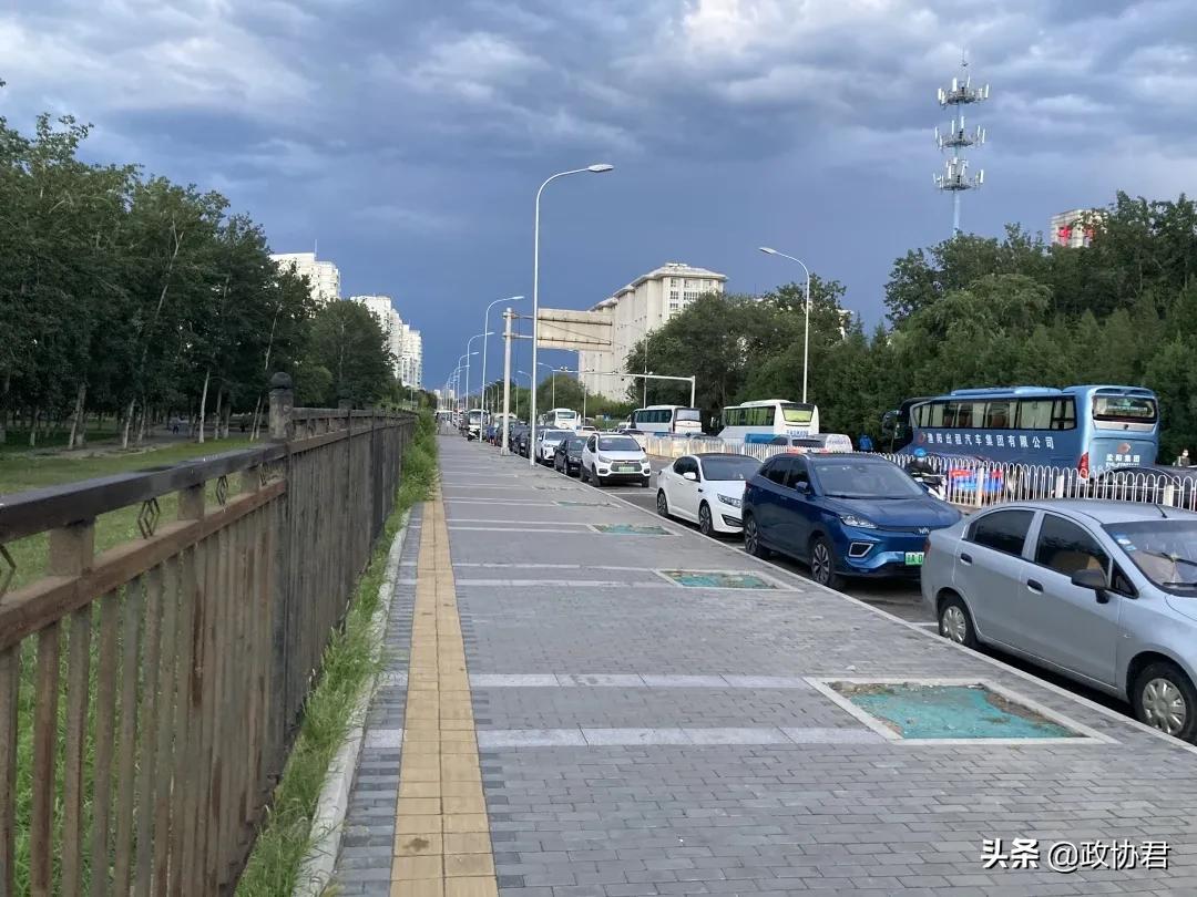 什么道路中间不能设隔离护栏,哪些路可以安装中间隔离护栏