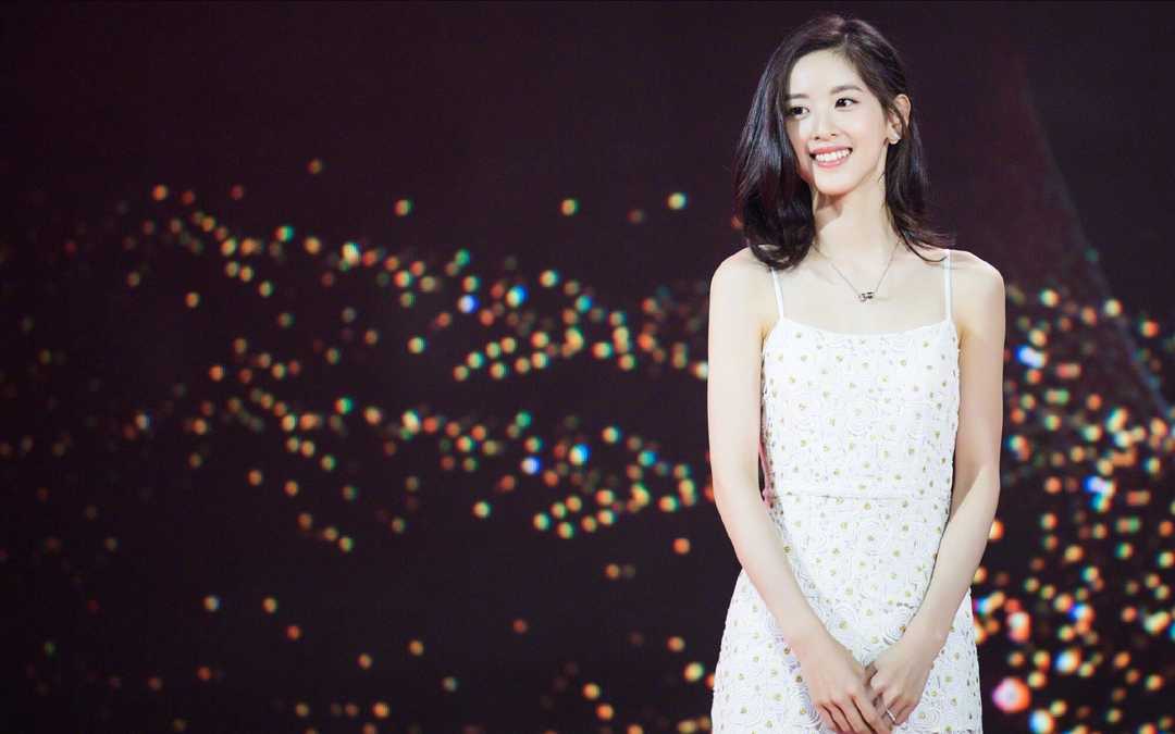 章泽天西装穿搭,章泽天出席晚宴穿金丝绒晚礼服