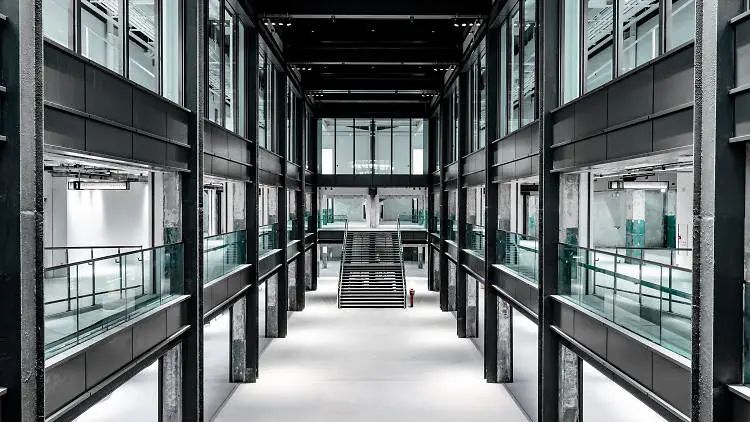 水泥自流平做环氧地坪施工方案,彩色水泥自流平设计