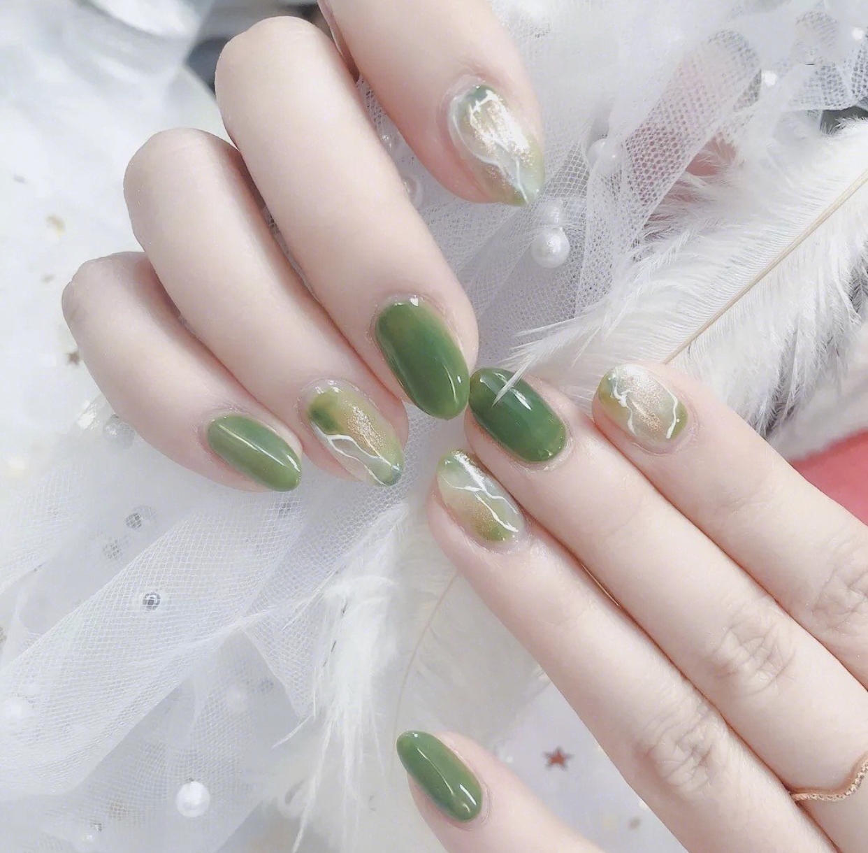 美甲夏日显白气质清冷,夏日仙气美甲适合指甲往里面长的