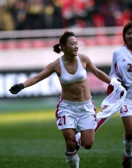 中国女足进球庆祝动作,中国女足65分钟进球