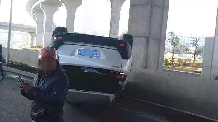 足球教练开福特去上课，竟猛撞标致四脚朝天，司机两人竟都没事