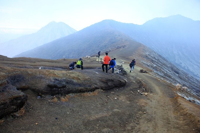 沐浴硫磺，追寻蓝火——印尼宜珍火山