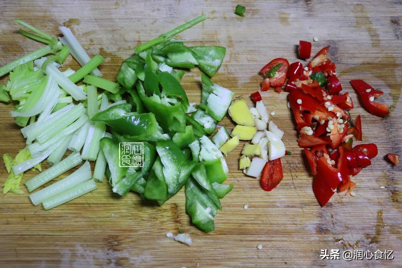 活跃于稀泥田里，乡下小孩都抓过！吃了健脾益肾，很多人不敢吃