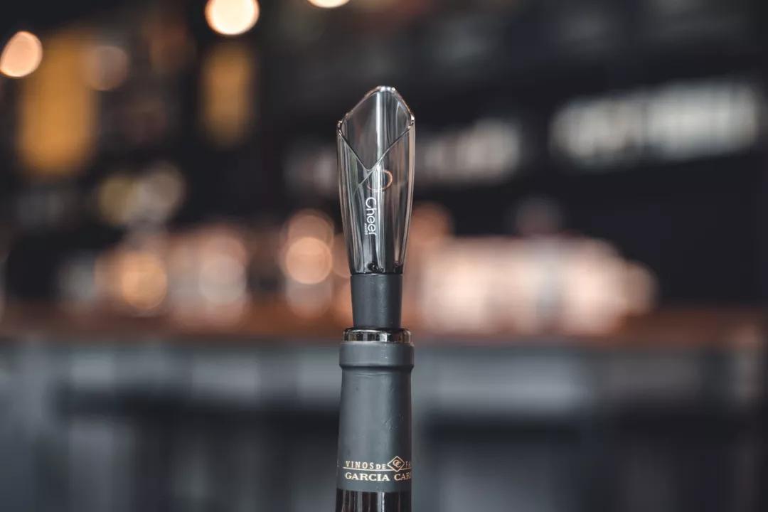 开红酒神器毫不费力的就开动了,有没有不用开瓶机打开红酒的方法