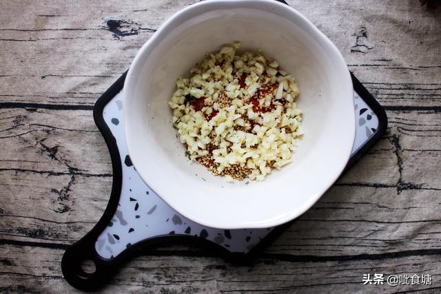 香椿炒鸡蛋正确做法先别着急下锅,香椿炒鸡蛋简单易学你会了吗