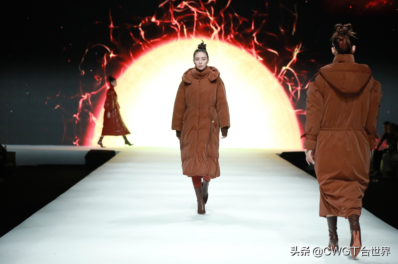 亦帛时尚羽绒服是品牌吗,亦帛时尚2021冬羽绒服发布会