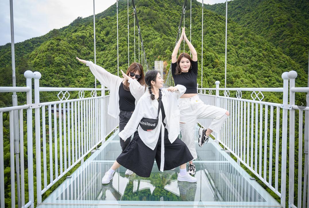 天门高空漂流玻璃滑道,高空玻璃天桥景点大全