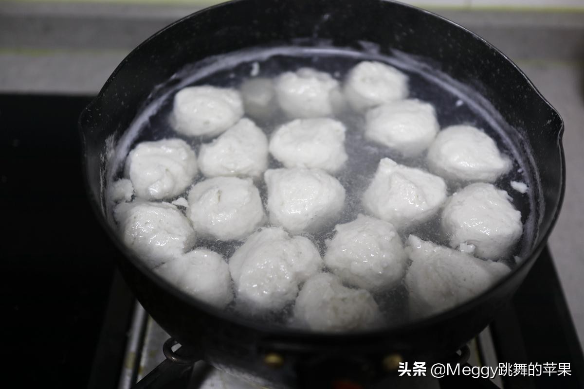 如何制作爽口弹口的鱼丸,自制鱼丸q弹嫩滑营养健康又好吃