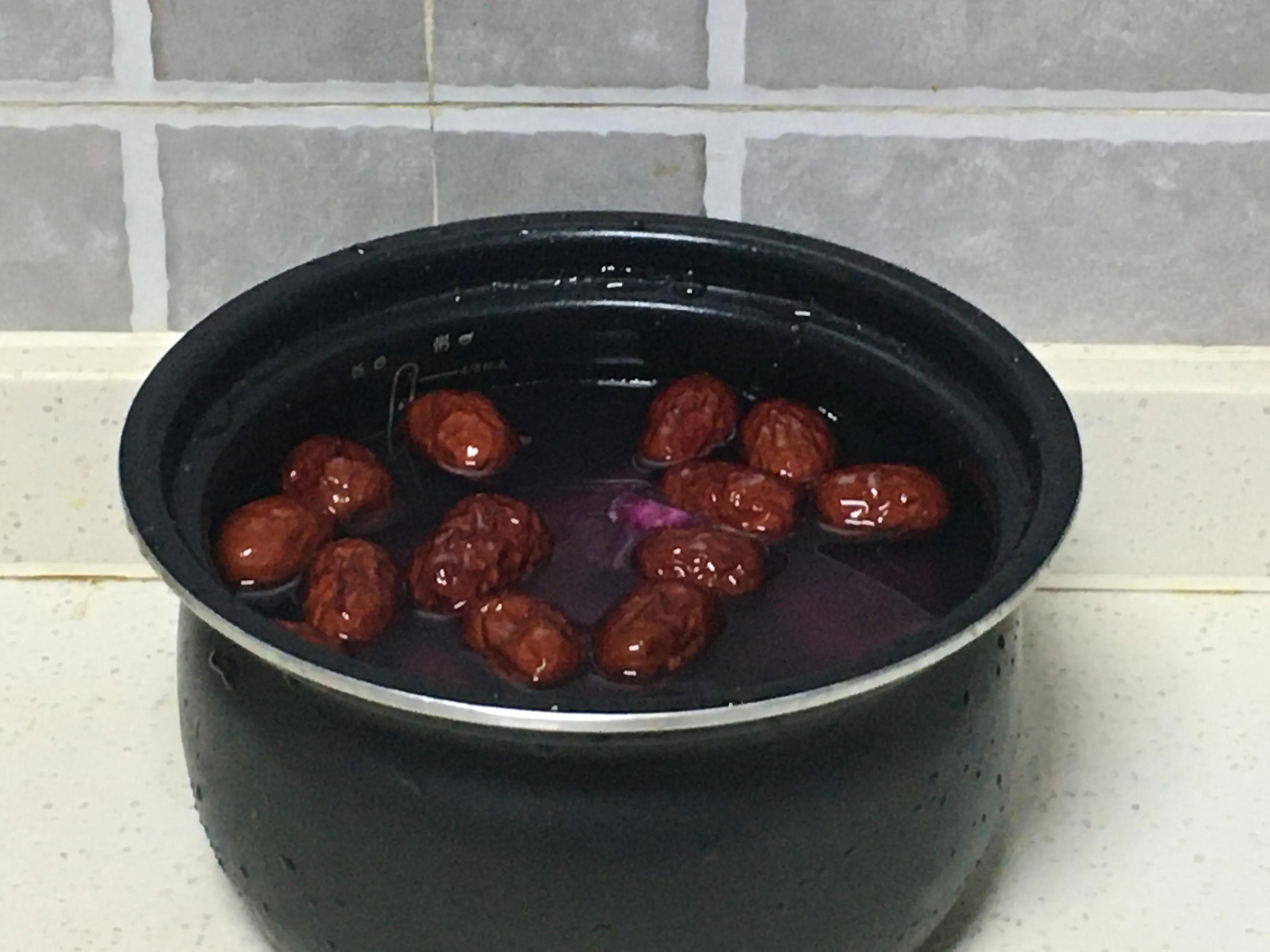 银耳汤开水熬吗,夏天煮银耳汤里放些什么东西