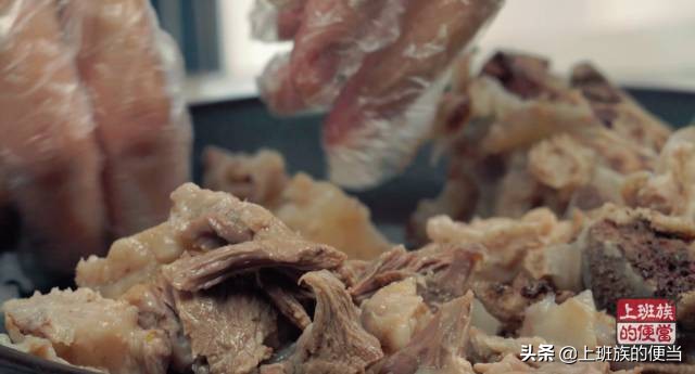 猪大骨和猪肚炖汤,猪大骨家常简单的炖汤过程