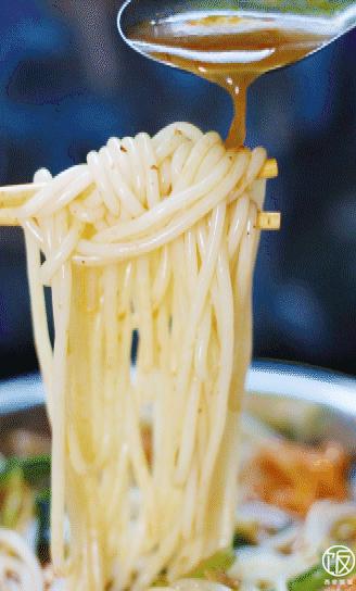 又香又臭的螺蛳粉太美味了,又臭又香螺蛳粉真的很好吃