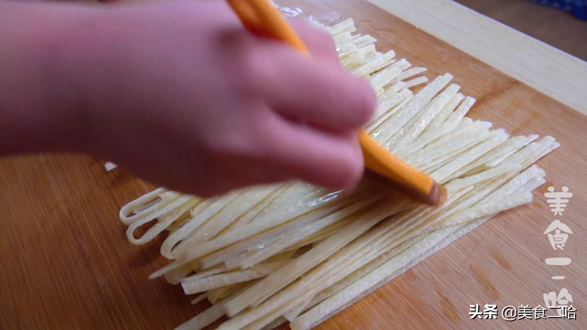 辣条不健康食品的做法,辣条的不卫生做法