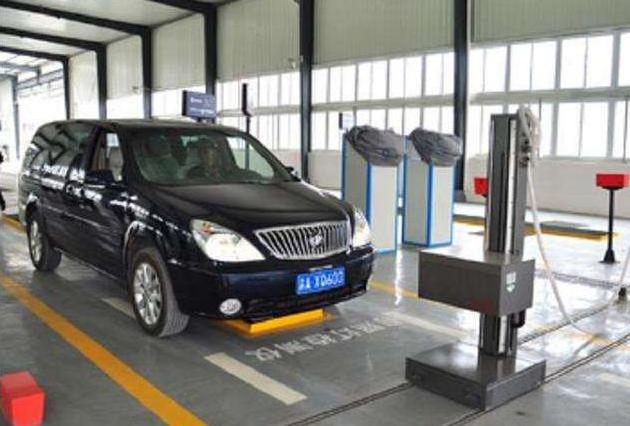 汽车卤素灯夜间实测,卤素灯晚上柏油马路看不见