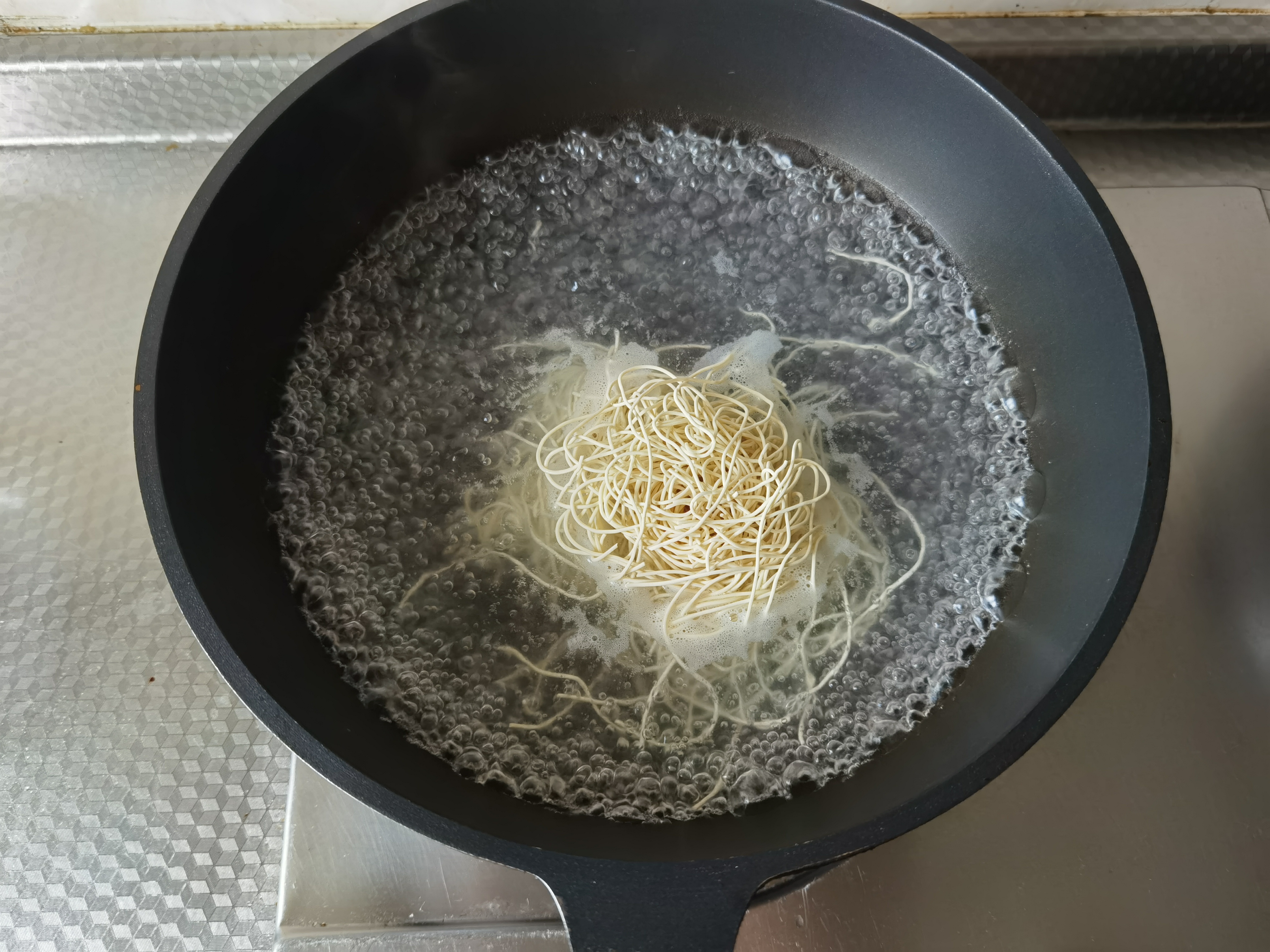 天热不爱吃饭吃什么好,夏季必吃这碗芝麻酱凉拌面