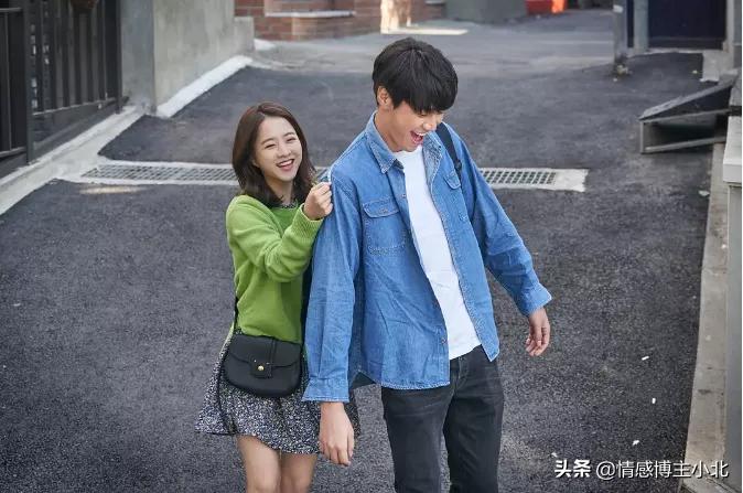 晚上在自己房间装摄像头,发现有人在自己房间装摄像头