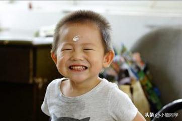 四岁孩子头发双黄是营养不良吗,宝宝头发稀黄可能并不是营养不良