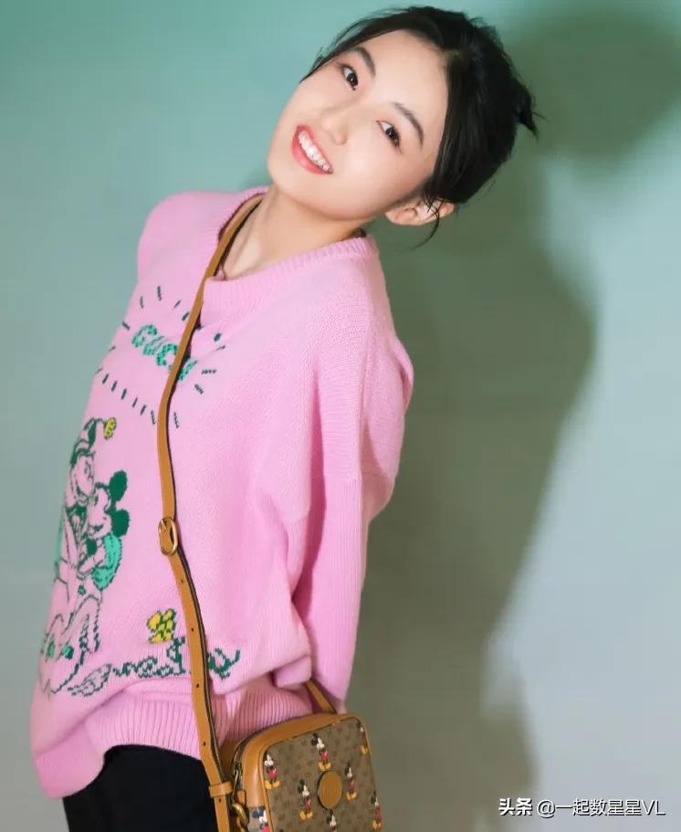 张子枫t恤电影,张子枫黑短裤白t恤