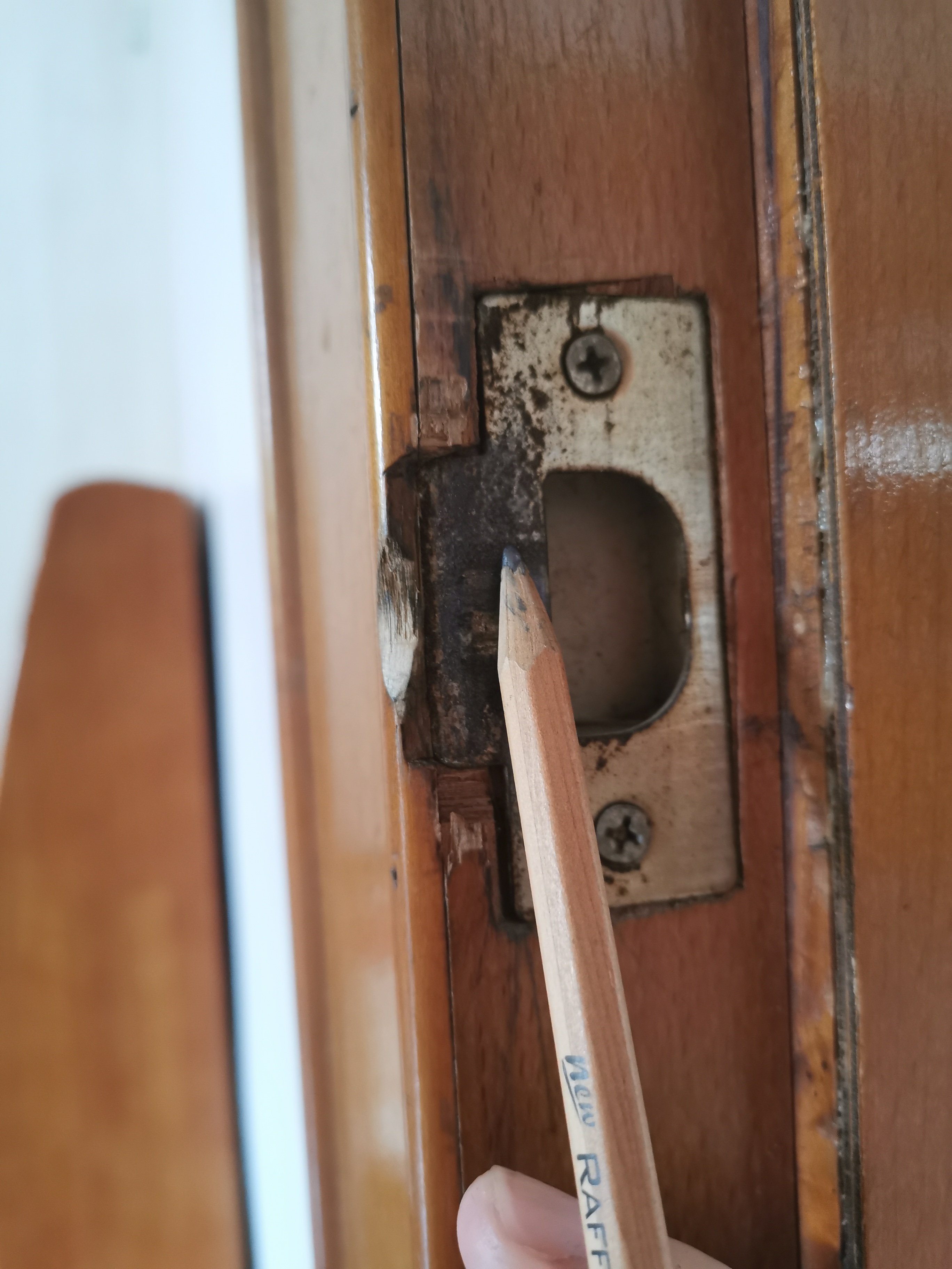 房间门铰链处坏了怎么补救,门锁生锈打不开最好解决办法