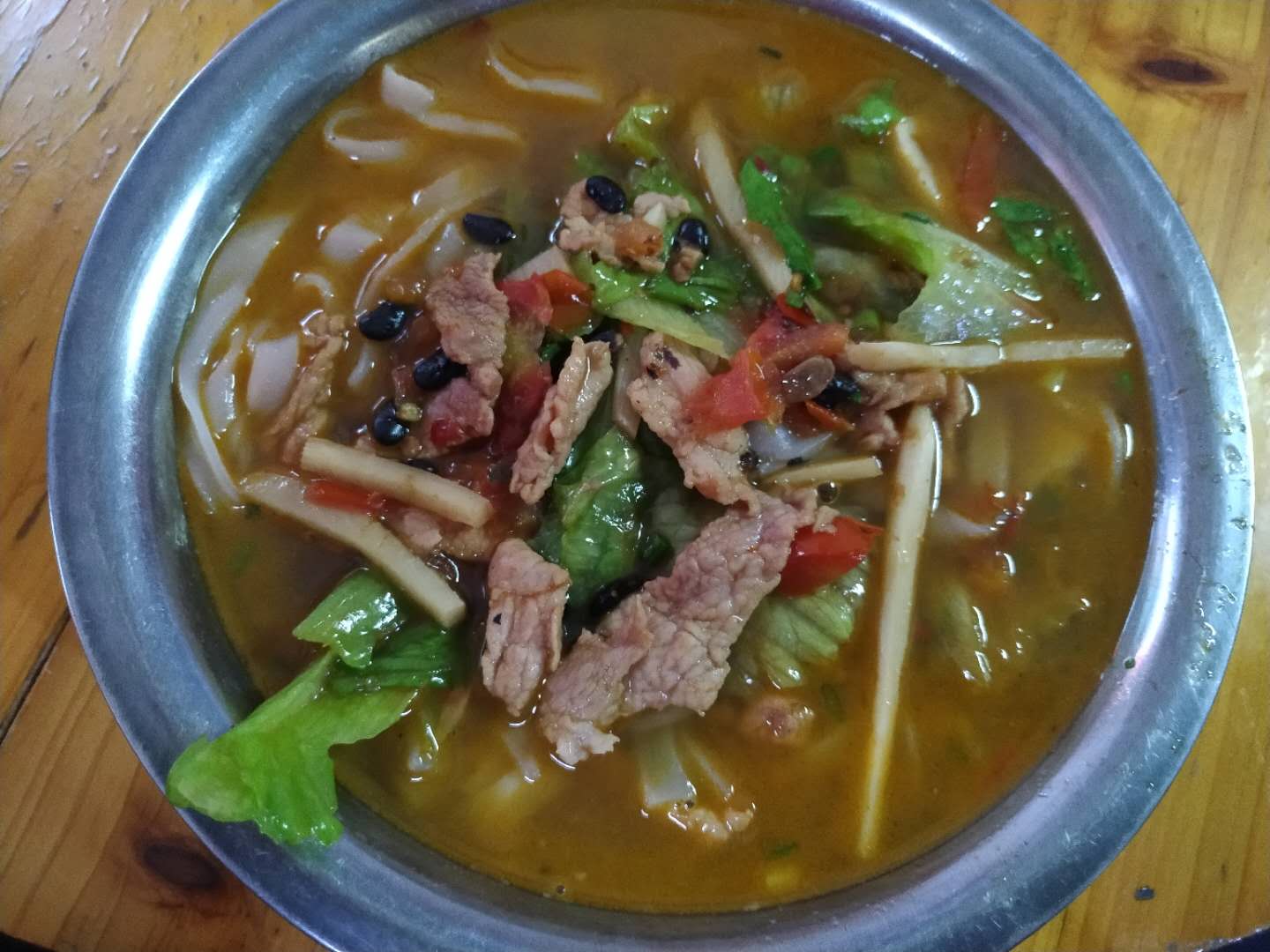 在夜宵街摊感受人间烟火,在米线店沉浸式吃米线